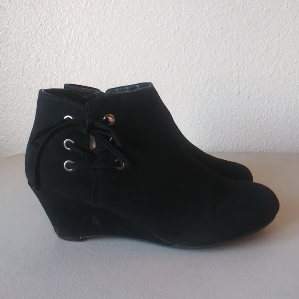 Andiamo pumpkin women's size 7.5 black faux suede ankle boots